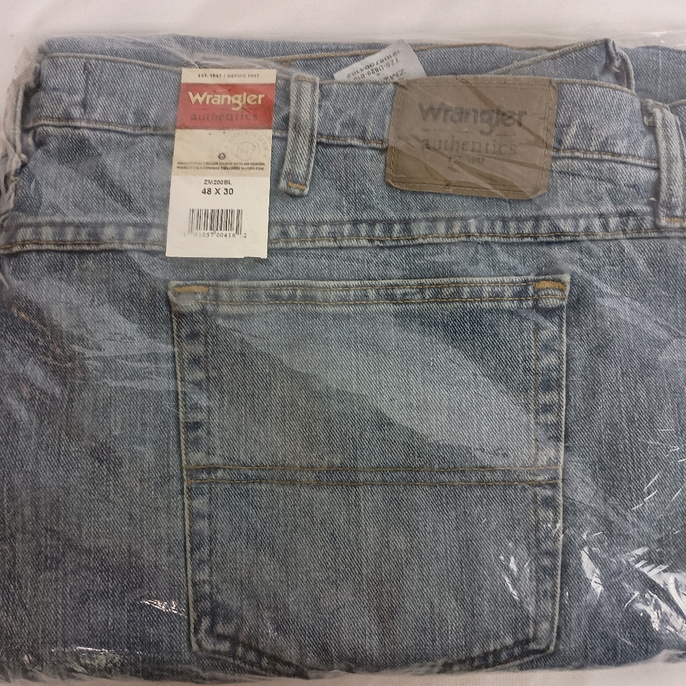 NWT Wrangler Authentics Jeans‎ Light Wash Denim Size 48x30 Classic Fit (#545)